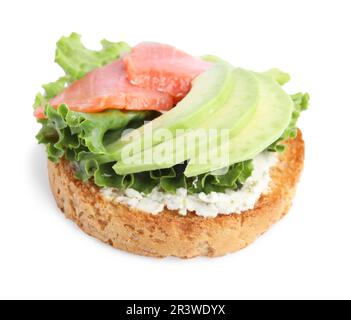 Savoureux rusk avec saumon, fromage à la crème et avocat isolé sur blanc Banque D'Images