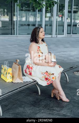 Confiance en soi, préparation à la réussite. Portrait en extérieur d'une femme de grande taille, pleine de succès et d'assurance. Banque D'Images