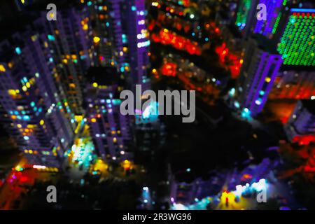 Vue floue de la ville avec les bâtiments la nuit Banque D'Images