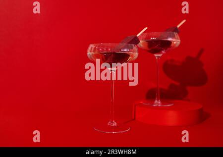 Deux verres de champagne et de glace aux fruits sur le podium. Banque D'Images