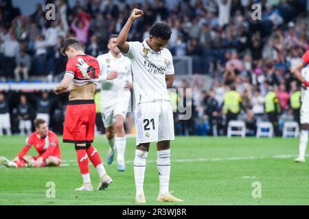 Madrid, Espagne. 24th mai 2023. Les gestes Rodrygo du Real Madrid après avoir marqué pendant le match de football espagnol de la Liga entre le Real Madrid et Rayo Vallecano à Madrid, Espagne, 24 mai 2023. Credit: Gustavo Valiente/Xinhua/Alamy Live News Banque D'Images