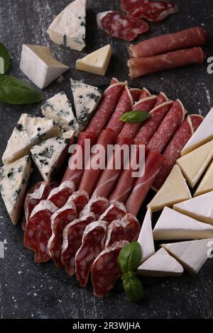 photographez différents types de saucisse et différents types de fromage vue en grand angle Banque D'Images