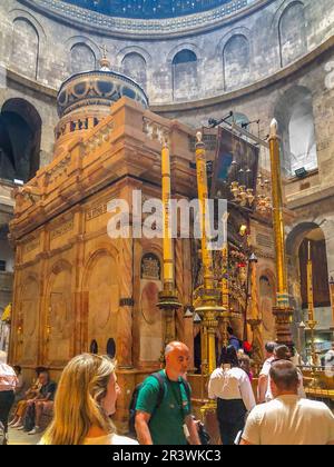 Jérusalem, Israël - 19 mai 2023 : les visiteurs visitent l'Église du Saint-Sépulcre pendant la semaine Sainte dans la vieille ville de Jérusalem. Banque D'Images