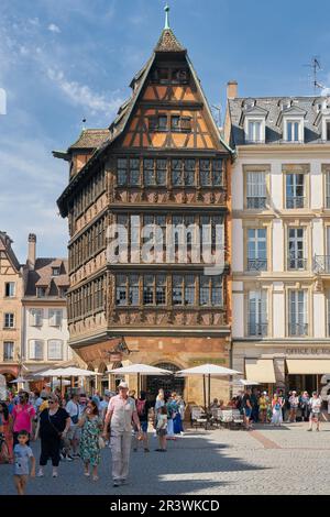 Maison historique à colombages et touristes du monde entier à Strasbourg en France Banque D'Images