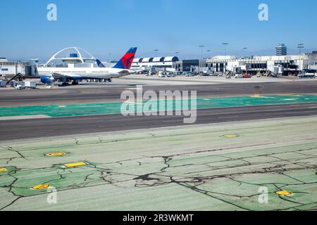 Los Angeles, Etats-Unis - 29 juin 2012: Voitures et chargeurs prêts à décharger l'avion suivant, avions debout aux portes du terminal prêt à embarquer. Banque D'Images