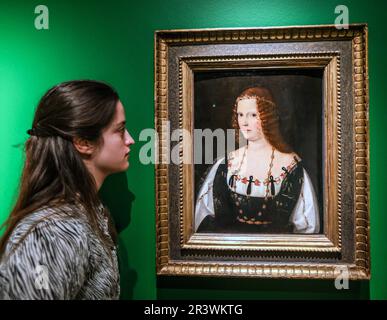 Bath, Somerset, Royaume-Uni. 25th mai 2023. Bartolomeo Veneto Portrait d'une jeune Dame, vers 1500 - huile sur bois.dans une nouvelle exposition historique, le Musée Holburne réunit une collection éblouissante de peintures liées au mariage pendant cette période fascinante. De manière romantique. L'exposition révèle les différences stylistiques distinctes entre l'art néerlandais, allemand, français, britannique et italien, tout en soulignant l'évolution du genre de portraits au cours de cette période. 26 mai - 1 octobre 2023.Paul Quezada-Neiman/Alamy Live News Credit: Paul Quezada-Neiman/Alamy Live News Banque D'Images