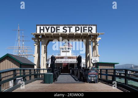San Francisco, Etats-Unis - 20 juin 2012 : vue panoramique sur Hyde Street Pier au quai des pêcheurs de San Francisco, Etats-Unis. Banque D'Images