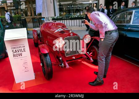 Cours sur Savile Row 2023. Les voitures classiques se trouvent dans la célèbre rue pour être tailleur à Londres au Royaume-Uni Banque D'Images