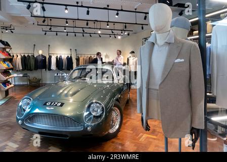 Aston Martin DB4 Zagato dans le magasin CAD & The Dandy.Concours sur Savile Row 2023. Les voitures classiques se trouvent dans la célèbre rue pour être tailleur à Londres au Royaume-Uni Banque D'Images