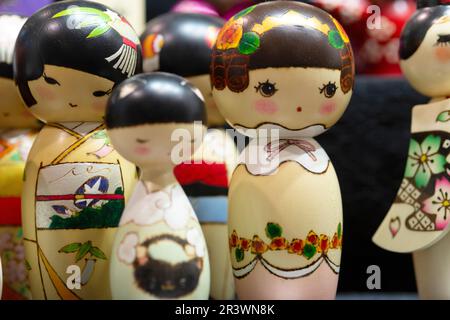 Vieilles poupées traditionnelles japonaises en bois Kokeshi Banque D'Images
