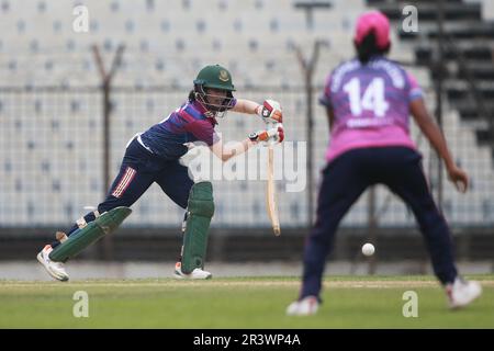 Rupali Bank Krira Parishad batter Lisa bats, une garde de cricket, contre le Gulshan Youth Club dans la Dhaka Premier Division Women’s Cricket League 2022-23 à kh Banque D'Images