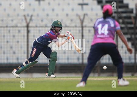 Rupali Bank Krira Parishad batter Lisa bats, une garde de cricket, contre le Gulshan Youth Club dans la Dhaka Premier Division Women’s Cricket League 2022-23 à kh Banque D'Images