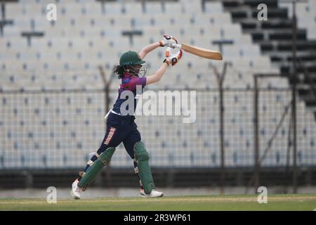 Rupali Bank Krira Parishad batter Lisa bats, une garde de cricket, contre le Gulshan Youth Club dans la Dhaka Premier Division Women’s Cricket League 2022-23 à kh Banque D'Images