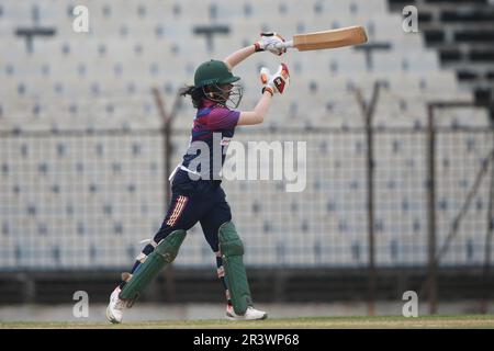 Rupali Bank Krira Parishad batter Lisa bats, une garde de cricket, contre le Gulshan Youth Club dans la Dhaka Premier Division Women’s Cricket League 2022-23 à kh Banque D'Images