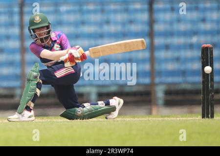 Rupali Bank Krira Parishad batter Lisa bats, une garde de cricket, contre le Gulshan Youth Club dans la Dhaka Premier Division Women’s Cricket League 2022-23 à kh Banque D'Images