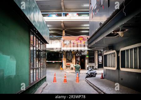 La vue sur la petite allée reliant soi 1 et soi 2 à Patpong, le célèbre quartier rouge de Bangkok. Crown Royal Pub vu au bout Banque D'Images