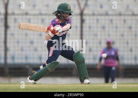 Rupali Bank Krira Parishad batter Lisa bats, une garde de cricket, contre le Gulshan Youth Club dans la Dhaka Premier Division Women’s Cricket League 2022-23 à kh Banque D'Images