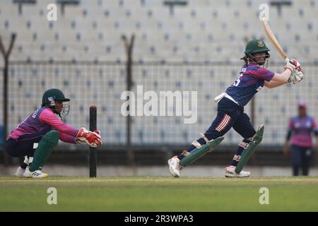 Rupali Bank Krira Parishad batter Lisa bats, une garde de cricket, contre le Gulshan Youth Club dans la Dhaka Premier Division Women’s Cricket League 2022-23 à kh Banque D'Images