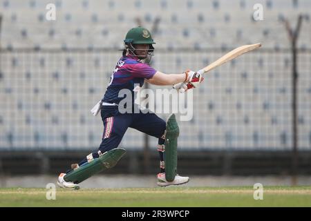 Rupali Bank Krira Parishad batter Lisa bats, une garde de cricket, contre le Gulshan Youth Club dans la Dhaka Premier Division Women’s Cricket League 2022-23 à kh Banque D'Images