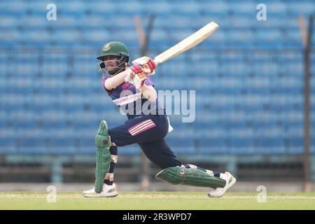 Rupali Bank Krira Parishad batter Lisa bats, une garde de cricket, contre le Gulshan Youth Club dans la Dhaka Premier Division Women’s Cricket League 2022-23 à kh Banque D'Images