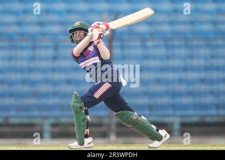 Rupali Bank Krira Parishad batter Lisa bats, une garde de cricket, contre le Gulshan Youth Club dans la Dhaka Premier Division Women’s Cricket League 2022-23 à kh Banque D'Images