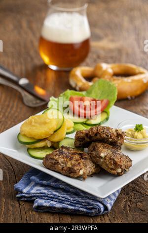 Boulettes de viande bavaroises avec salade Banque D'Images