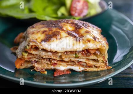 Lasagne italienne en cocotte blanche Banque D'Images