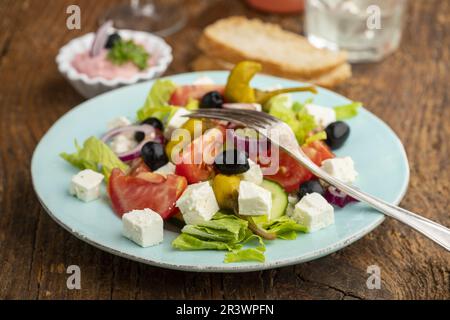 Salade grecque avec feta et olives Banque D'Images
