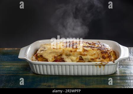 Lasagne italienne en cocotte blanche Banque D'Images