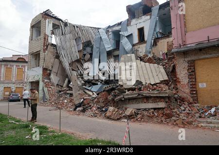 OKHTYRKA, UKRAINE - 24 MAI 2023 - Un bâtiment dans le centre-ville montre des dommages causés par les bombardements russes, Okhtyrka, région de Sumy, nord-est de l'Ukraine. Banque D'Images