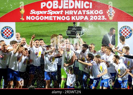 (230525) -- RIJEKA, 25 mai 2023 (Xinhua) -- les joueurs de Hajduk célèbrent avec le trophée après avoir remporté le match final de la coupe de football croate entre Hajduk et Sibenik à Rijeka, Croatie, sur 24 mai 2023. (Luka Stanzl/PIXSELL via Xinhua) Banque D'Images