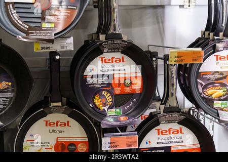 Tyumen, Russie-05 mai 2023: Gros plan de la poêle à frire Tefal. Plateau en Tefal. Banque D'Images