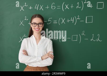 Portrait du jeune professeur de mathématiques près du tableau noir Banque D'Images