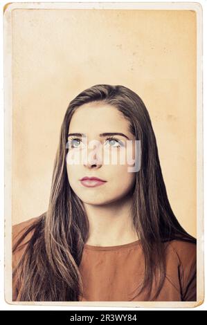 portrait d'une jeune fille brune avec un vieux cadre photo Banque D'Images