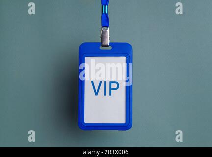Badge VIP En Plastique Accroché Sur Fond Rose Pâle Banque D'Images et  Photos Libres De Droits. Image 201957277