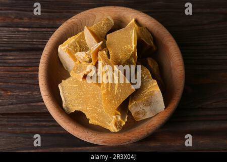 Bol avec blocs de cire d'abeille naturelle sur une table en bois, vue de dessus Banque D'Images
