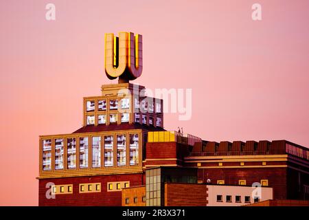 Dortmunder U, Flying Pictures by Adolf Winkelmann at Sunrise, Dortmund, Allemagne, Europe Banque D'Images