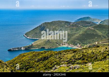 Village de pêcheurs de Porto Kagio, à la baie au large de la mer Ionienne, Cap Matapan (Cap Tainaron) à distance, péninsule de Mani, région de Mani, Péloponnes, Grèce Banque D'Images