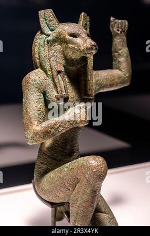 Horus à tête de chacal de Nekhen, de haute-Égypte, statuette en attitude de jubilance, bronze, période tardive, 664-332 av. J.-C., Égypte, Collection du British Museum. Banque D'Images