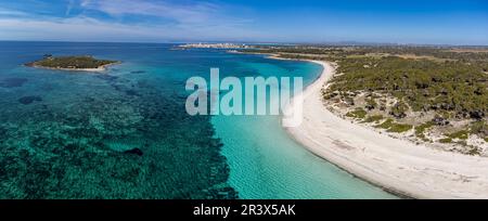 Es Carbo, plage de sable vierge sans personnes et îlot de Moltona, Ses Salines, Majorque, Iles Baléares, Espagne. Banque D'Images