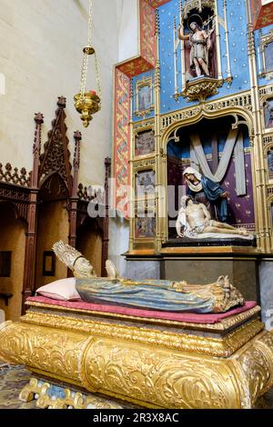 Mare de Déu Morta, virgen yaciente, retablo neogotico, 1905, obra de Gabriel Moragues, capilla de la madre de Dios de los Dolores, Iglesia de Sant Miquel,. Siglos XVI y XVII ,varios estilos arquitectónicos, predominado el neogótico, Felanitx, Mallorca, Iles baléares, Espagne. Banque D'Images