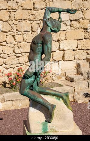 Fidelius, sculpture en bronze dédiée à pasteur, Koch, Finlay et ferran, œuvre de Manuel Ramos González, Isla del Lazareto, Illa del Llatzeret, intérieur du port de Mahón, Minorque, îles baléares, Espagne. Banque D'Images