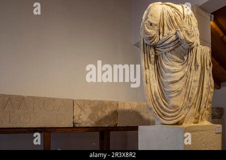 Estatua togada procesente del Foro, siglo I, Museo-Centro de Interpretación del parque arqueológico de Segóbriga, Saelices, Cuenca, Castilla-la Mancha, Espagne. Banque D'Images