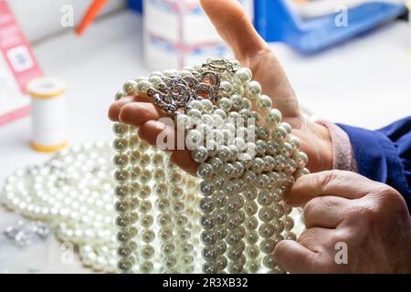 Control y seleccion de las Perlas, fabrica de Perlas Orquidea, Montuiri, Majorque, Iles Baléares, Espagne. Banque D'Images
