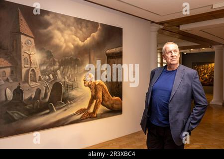 Edinburgh, Royaume-Uni. 25 mai 2023 en photo : de L à R Peter Howson avec son travail la troisième étape. Une importante rétrospective de l’un des plus grands peintres figuratifs du Royaume-Uni, Peter Howson, s’ouvre au City Art Centre d’Édimbourg du 27 mai au 1 octobre 2023. L’exposition rassemblera environ 100 œuvres couvrant la carrière de l’artiste, dont beaucoup n’ont jamais été vues en Écosse. Crédit : Rich Dyson/Alay Live News Banque D'Images