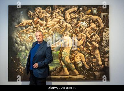 Edinburgh, Royaume-Uni. 25 mai 2023 en photo : de G à R Peter Howson avec son œuvre Popolo Minuto. Une importante rétrospective de l’un des plus grands peintres figuratifs du Royaume-Uni, Peter Howson, s’ouvre au City Art Centre d’Édimbourg du 27 mai au 1 octobre 2023. L’exposition rassemblera environ 100 œuvres couvrant la carrière de l’artiste, dont beaucoup n’ont jamais été vues en Écosse. Crédit : Rich Dyson/Alay Live News Banque D'Images