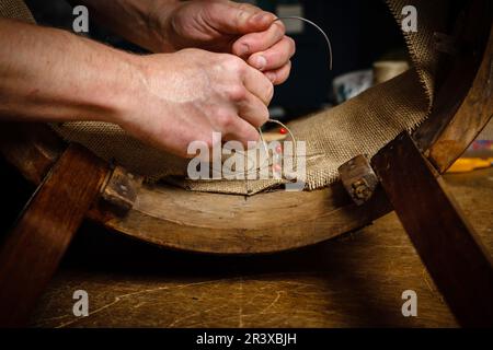 Charly Duc, artisan, tapissier et décorateur des gouts et des couleurs à Villemaur-sur-vanne (centre-nord de la France) Banque D'Images