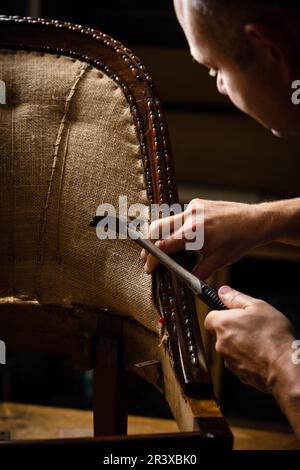 Charly Duc, artisan, tapissier et décorateur des gouts et des couleurs à Villemaur-sur-vanne (centre-nord de la France) Banque D'Images