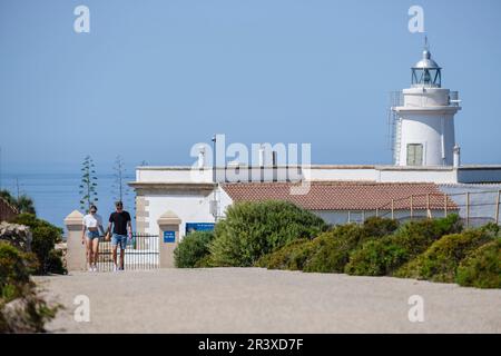 Jeune couple sur le phare du Cap blanc, Llucmajor, Majorque, Iles Baléares, Espagne. Banque D'Images