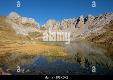 Ibón de Acherito, avec la Peña de l'Ibon, 2130 mts et le pic de la Ralla, 2146 m dans le deuxième terme, la vallée de hecho, vallées de l'ouest, du massif pyrénéen, province de Huesca, Aragon, Espagne, Europe. Banque D'Images